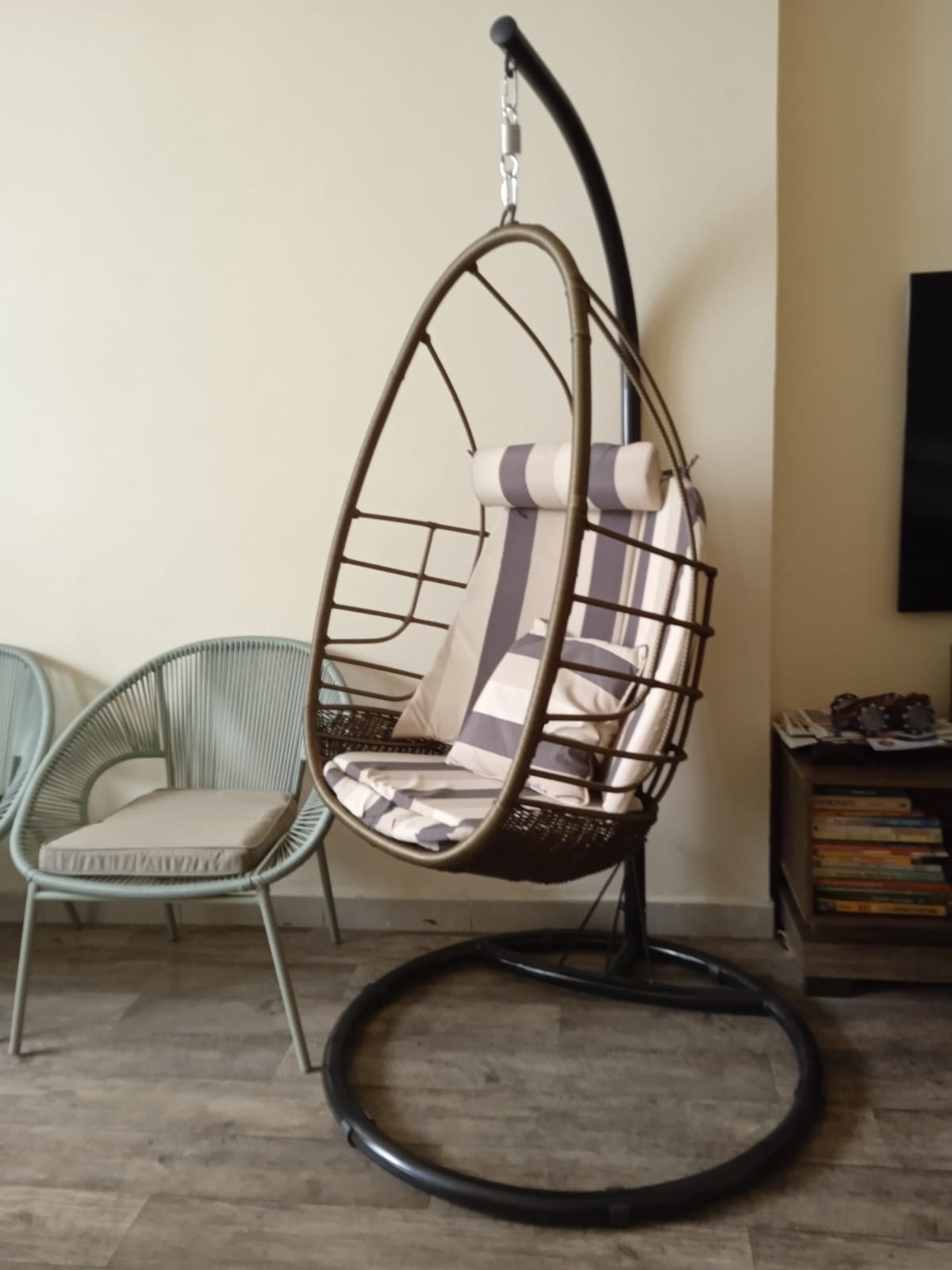 كرسي سوين الأنيق بإطار من الفولاذ - اللون البني photo review