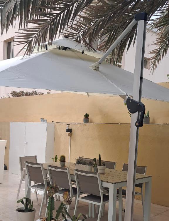 مظلة حديقة باللون الأبيض من الألمنيوم مع مقبض دوار photo review
